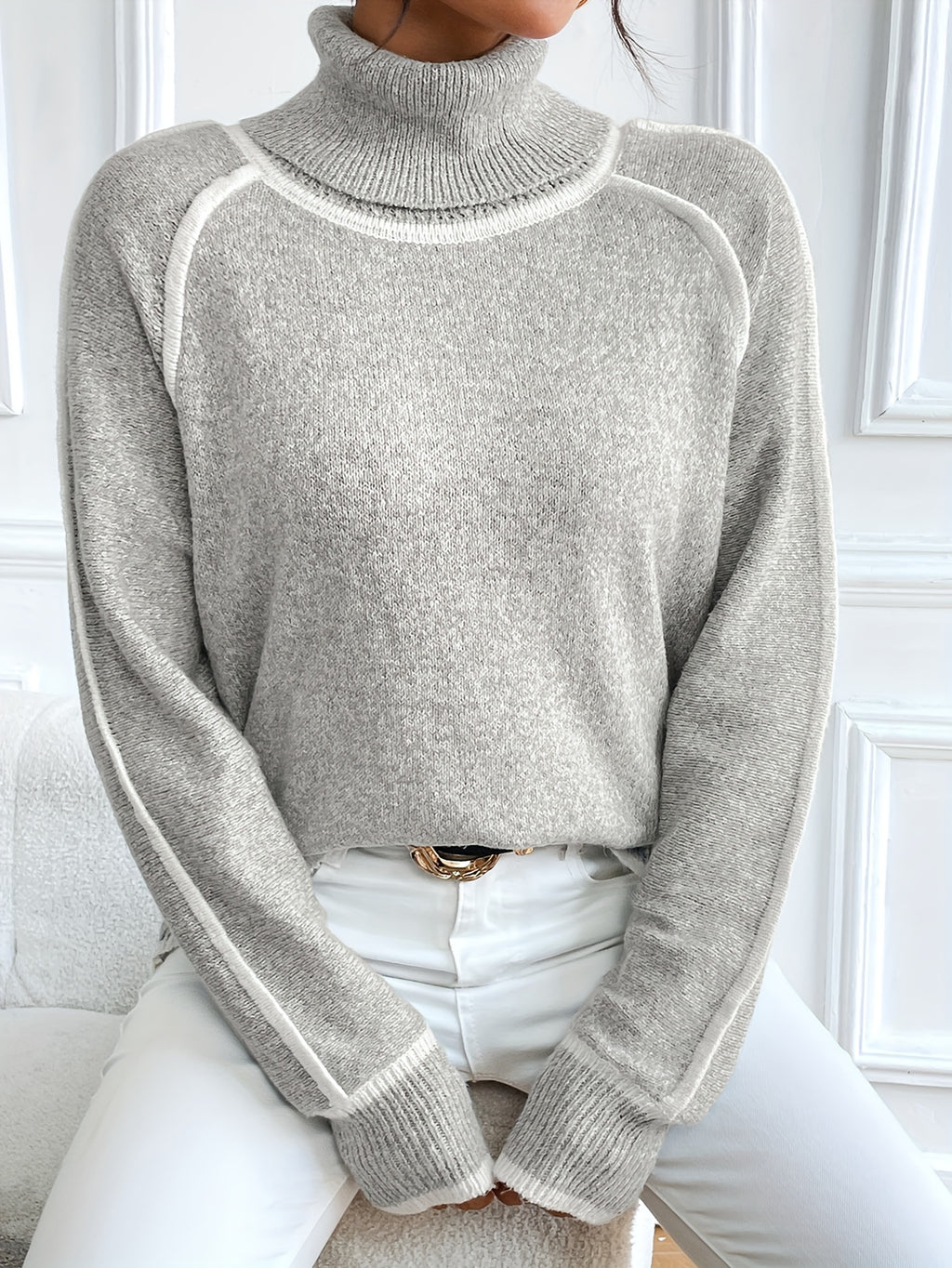 Hellgrauer Rollkragenpullover mit Kontrastdetails - Lina