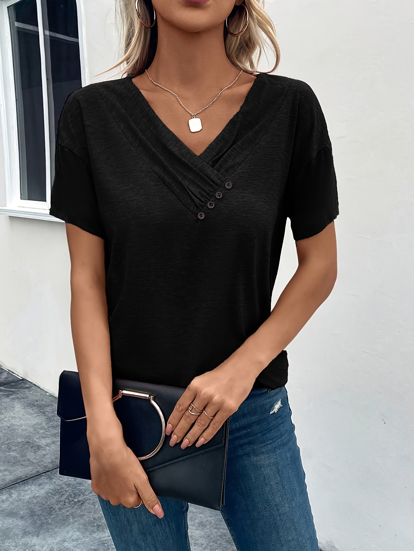 Kaffeefarbenes V-Ausschnitt T-Shirt mit Knöpfen - Amber