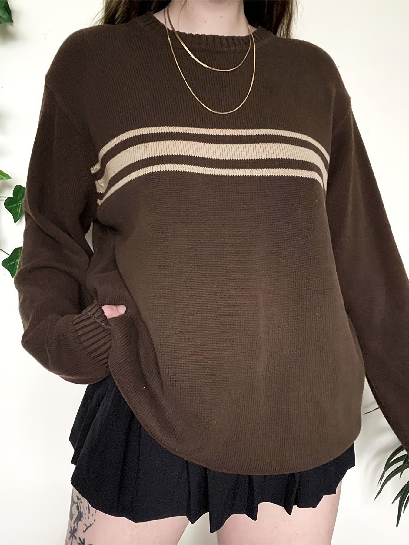 Dunkelbrauner Gestreifter Pullover mit Rundhalsausschnitt - Tess