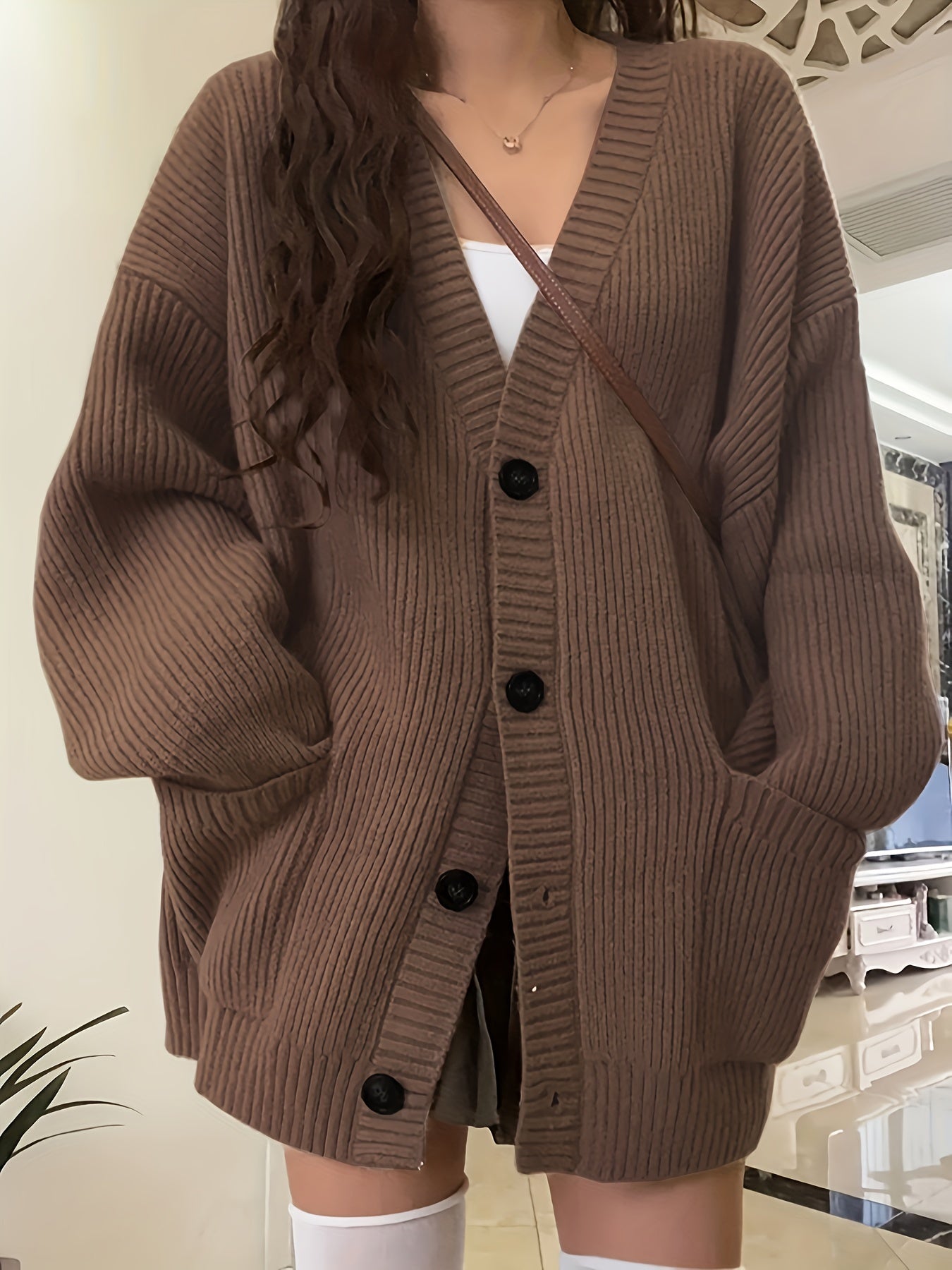 Kaffeefarbene Strickjacke mit Knöpfen - Lise