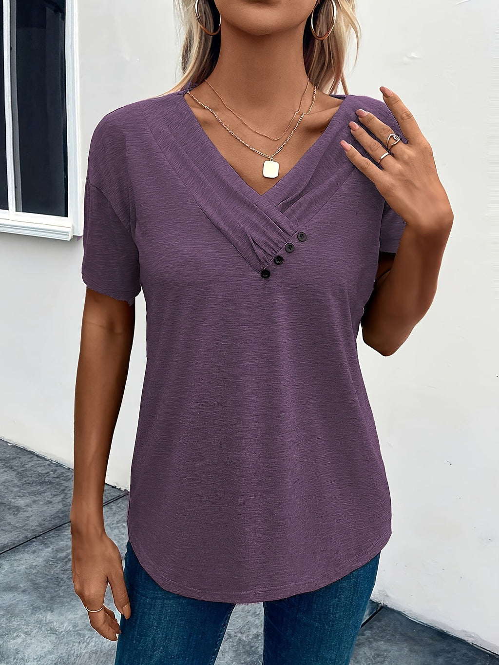 Kaffeefarbenes V-Ausschnitt T-Shirt mit Knöpfen - Amber