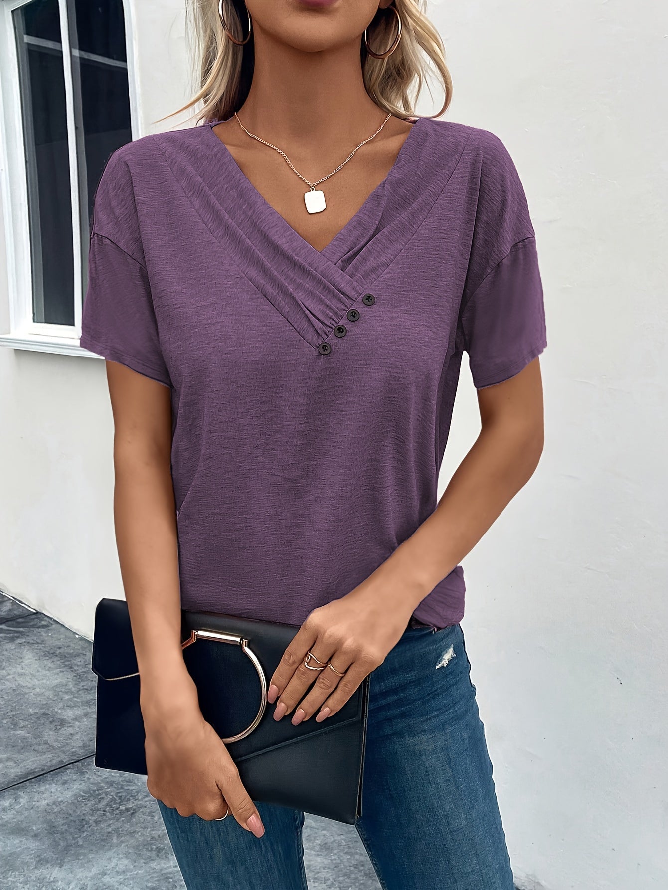 Kaffeefarbenes V-Ausschnitt T-Shirt mit Knöpfen - Amber