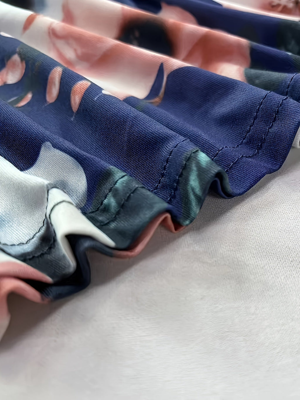 Pastellblaue Blumen-Kleid mit Bindegürtel - Liana