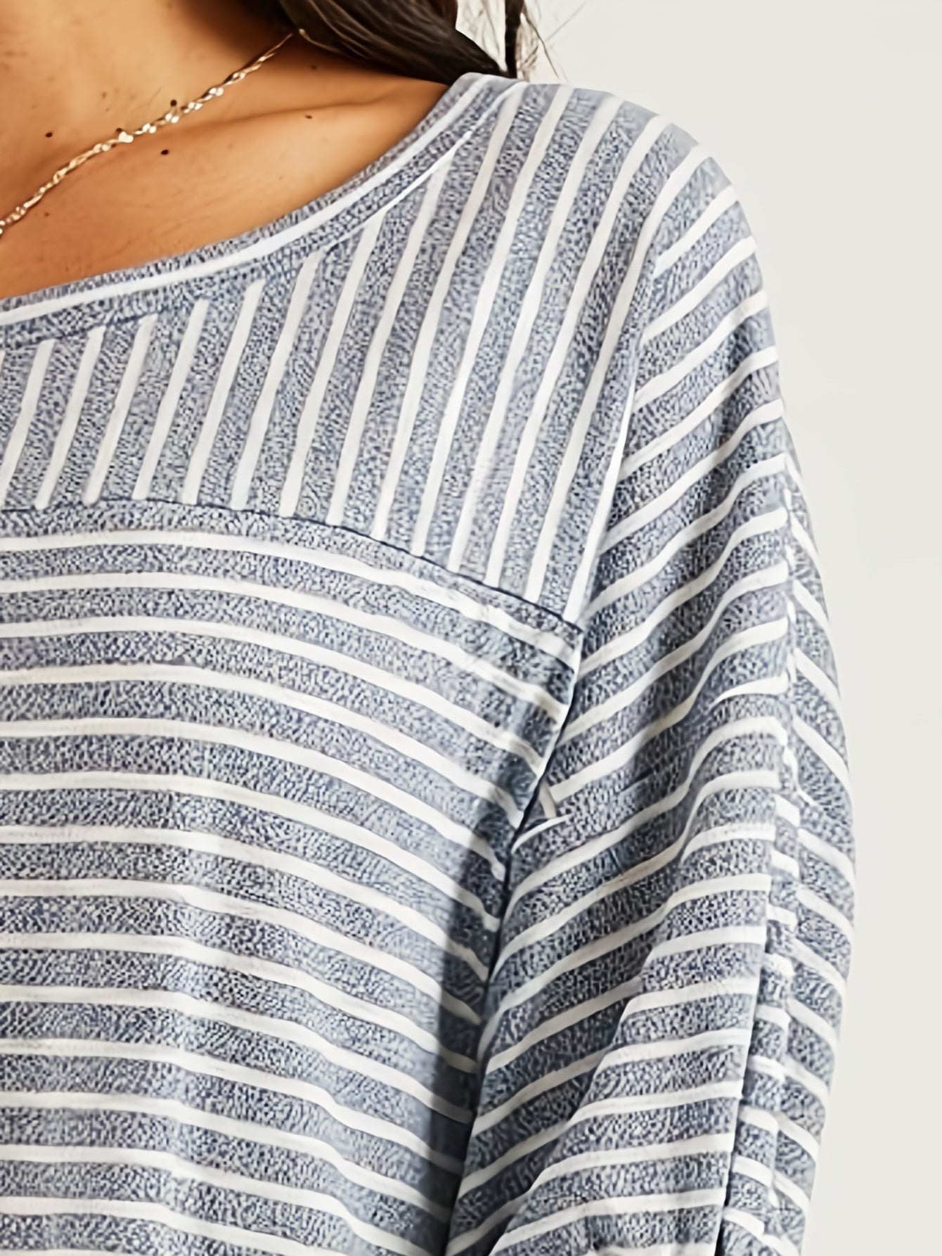 Graues Gestreiftes T-Shirt mit Knotendetail - Jade