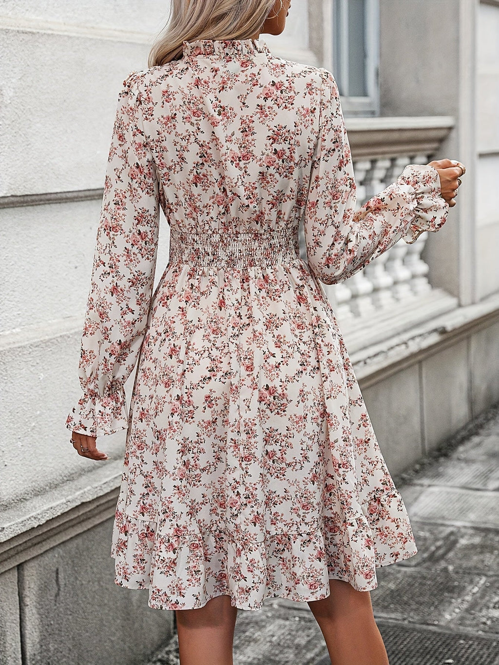 Apricotfarbiges Blumen-Kleid mit Gesmokter Taille - Celeste