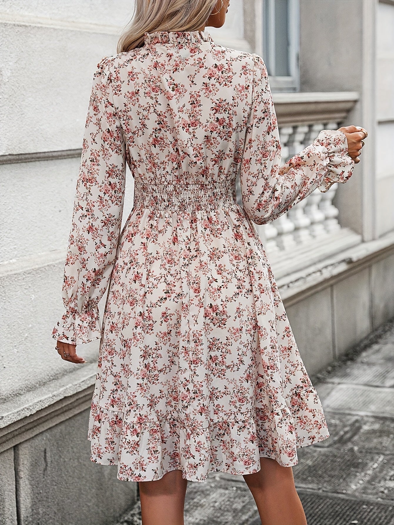 Apricotfarbiges Blumen-Kleid mit Gesmokter Taille - Celeste