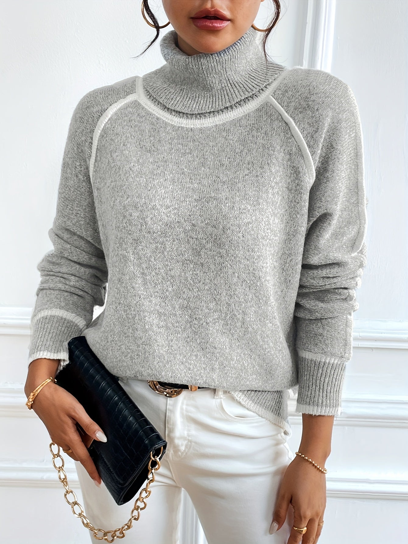 Hellgrauer Rollkragenpullover mit Kontrastdetails - Lina