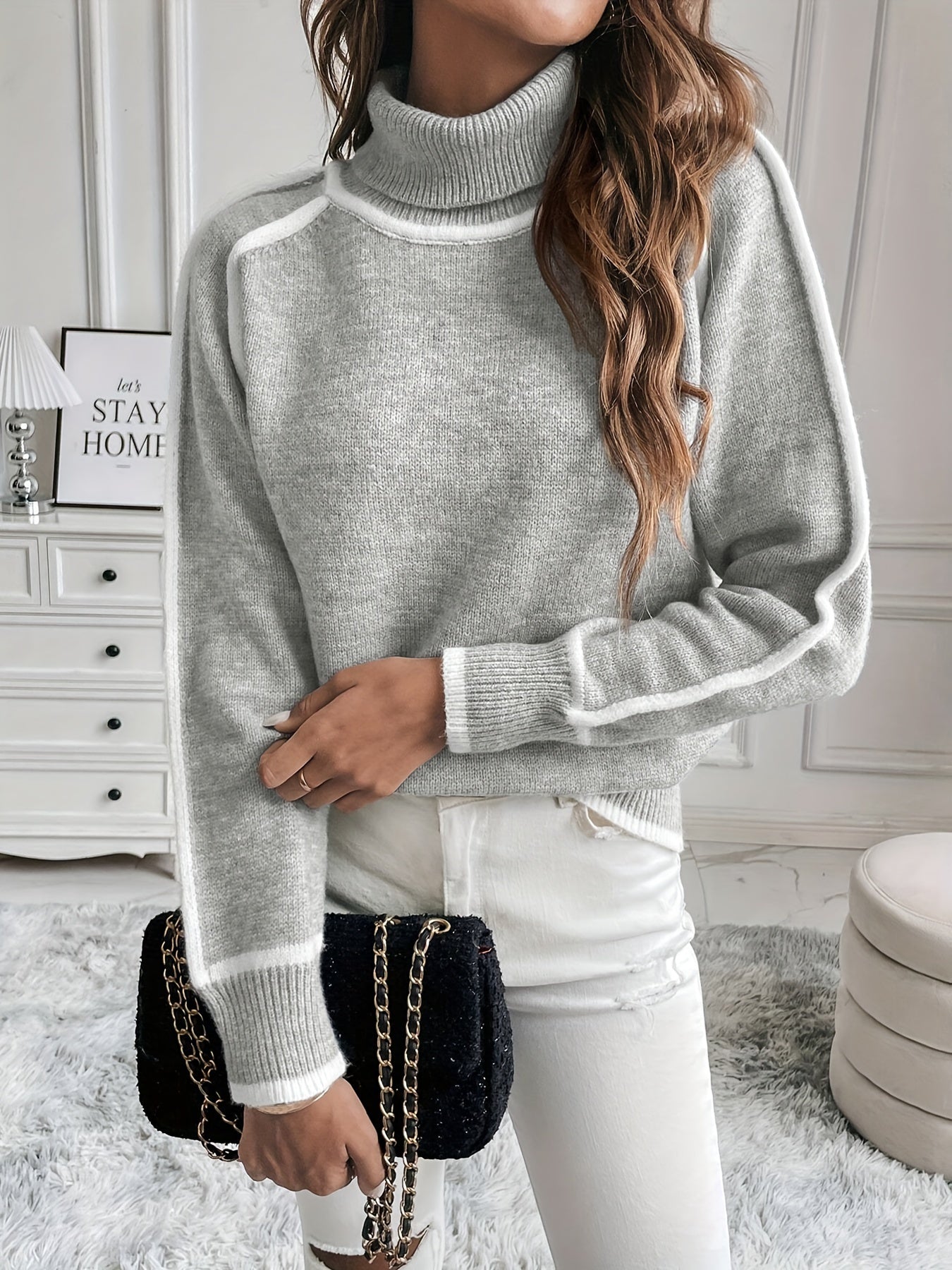 Hellgrauer Rollkragenpullover mit Kontrastdetails - Lina