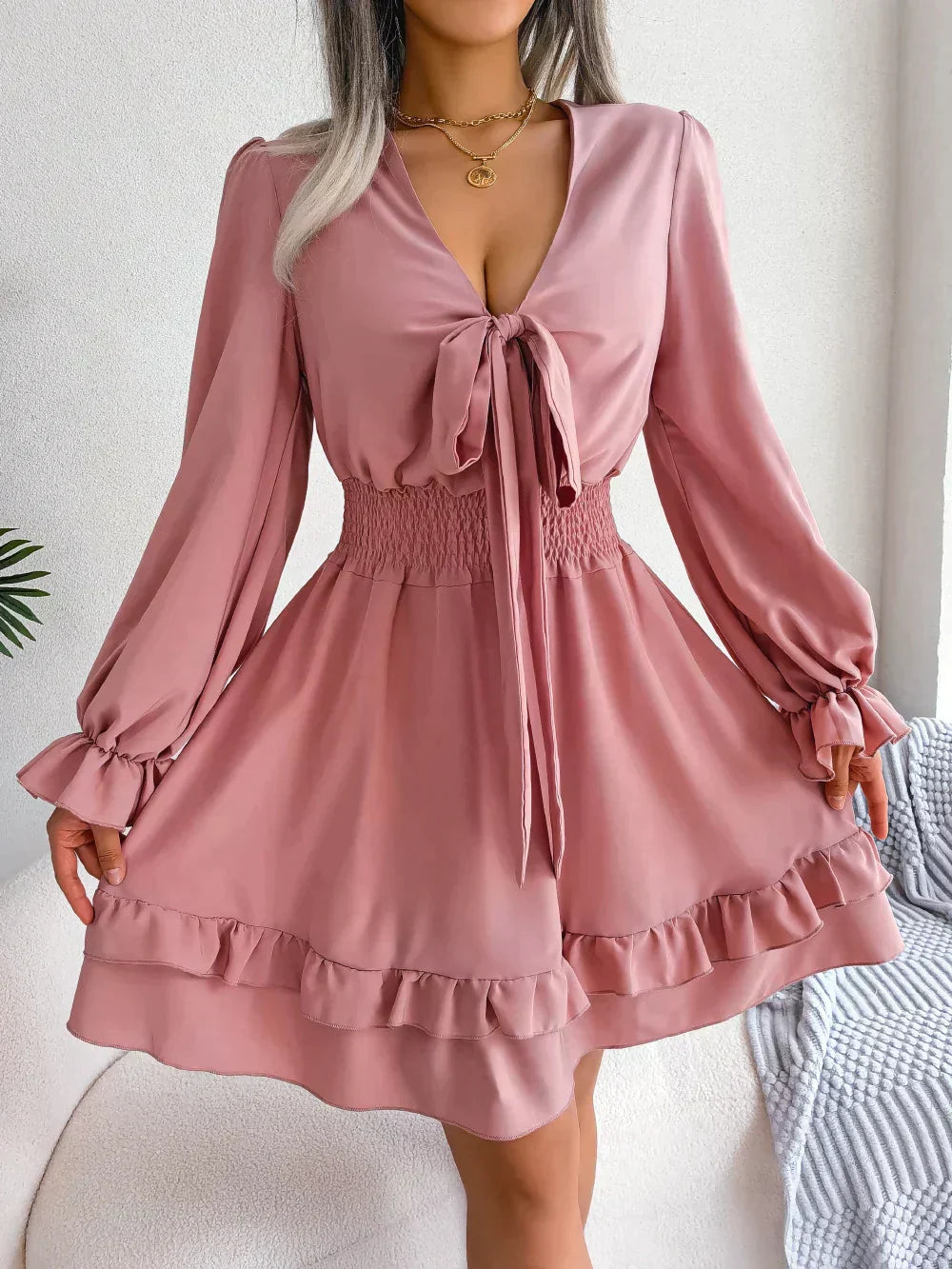 Bibi - Rosa Kleid mit Tiefer Ausschnitt und Rüschen