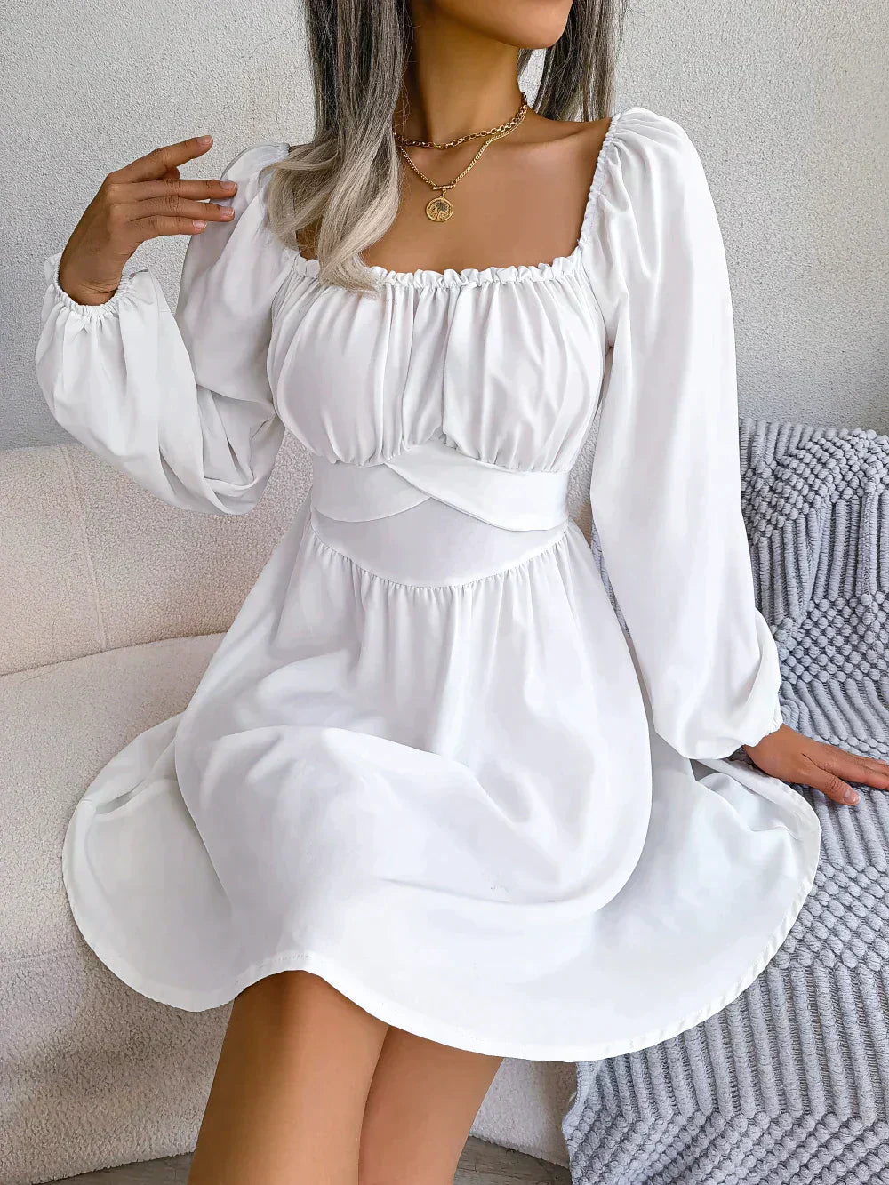 Iris - Weißes Tailliertes Kleid mit Rüschen