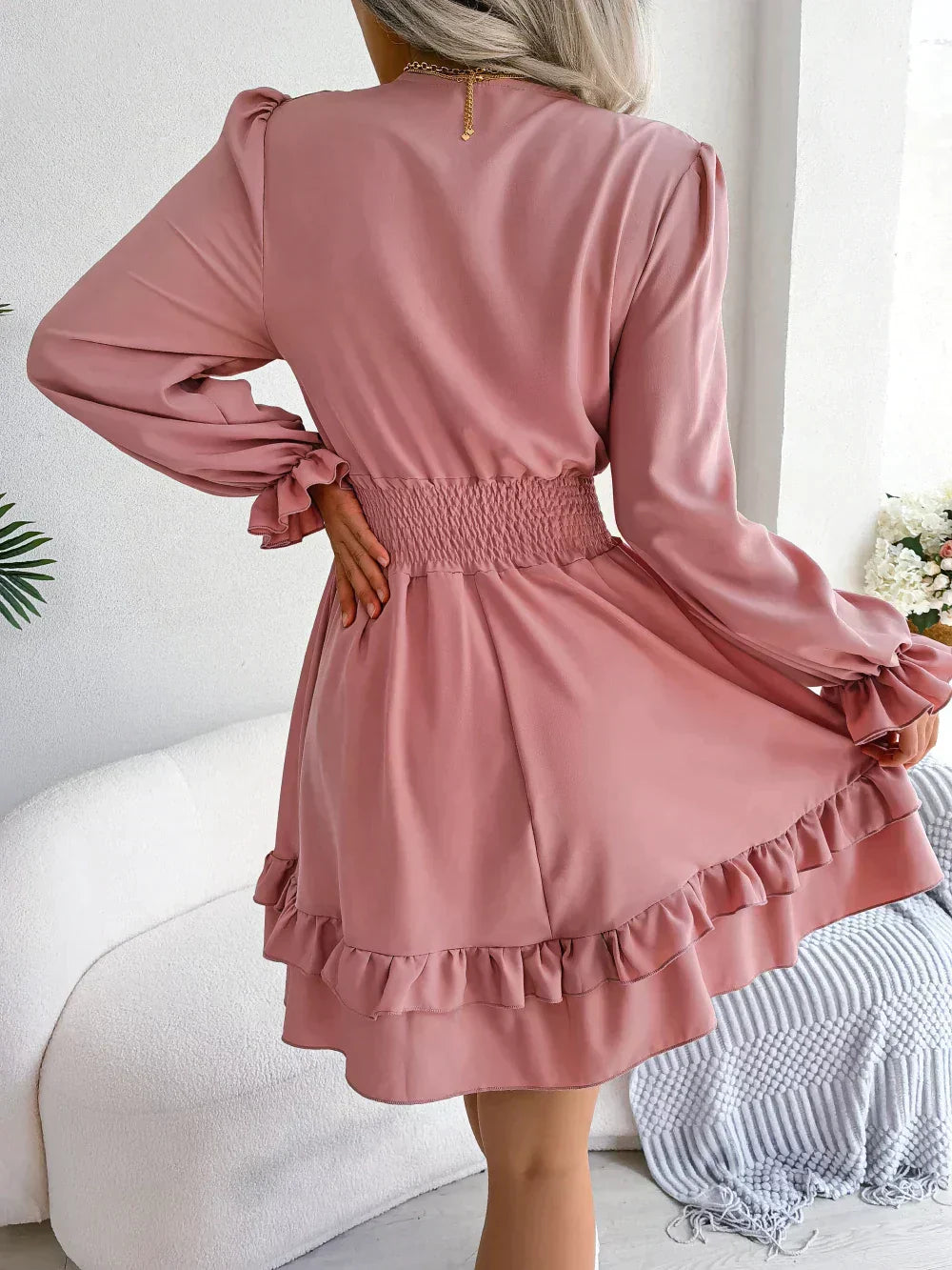 Bibi - Rosa Kleid mit Tiefer Ausschnitt und Rüschen