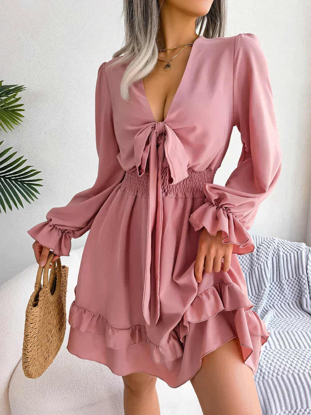 Bibi - Rosa Kleid mit Tiefer Ausschnitt und Rüschen