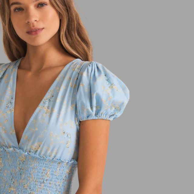 Ivy - Blaues Kleid mit Blumenmuster und tailliertem Schnitt