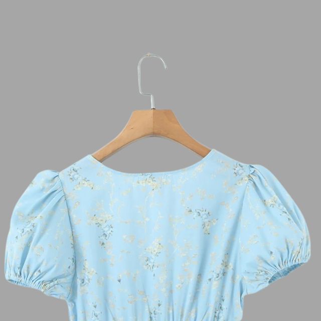 Ivy - Blaues Kleid mit Blumenmuster und tailliertem Schnitt