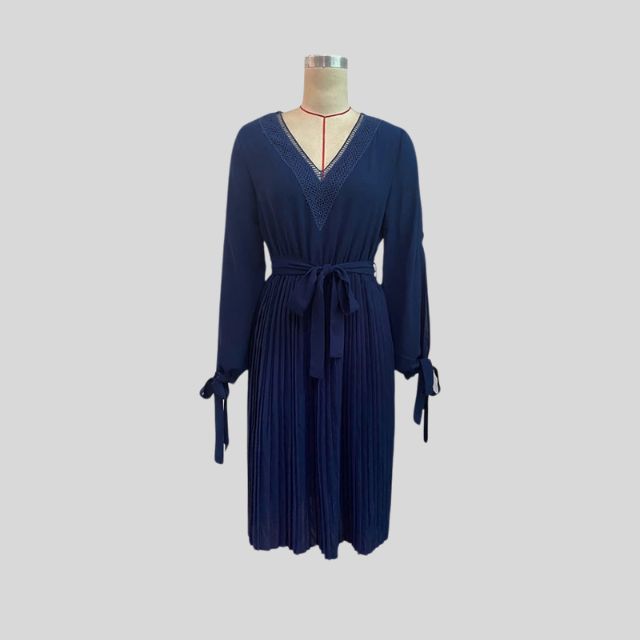 Esmee - Elegantes Plissiertes Midi-Kleid mit Schleifenärmeln in Lila Marineblau