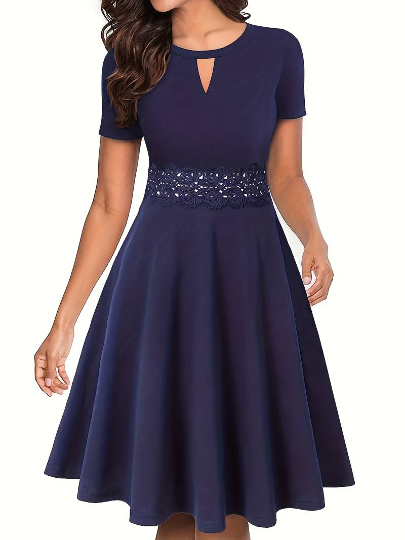 Eva's Blaues Kleid mit Kontrastierender Spitze und Akzentuierter Taille