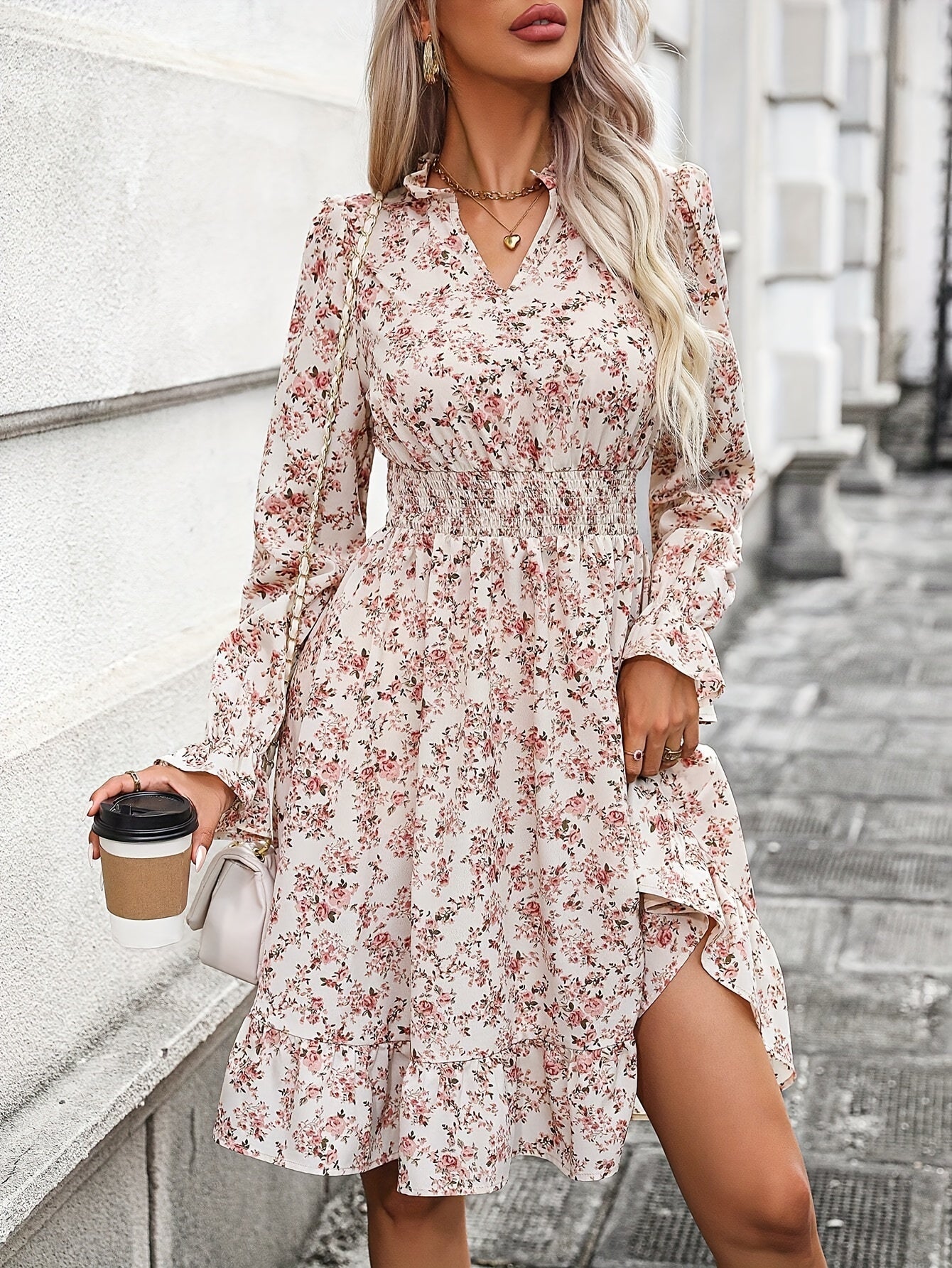 Apricotfarbiges Blumen-Kleid mit Gesmokter Taille - Celeste