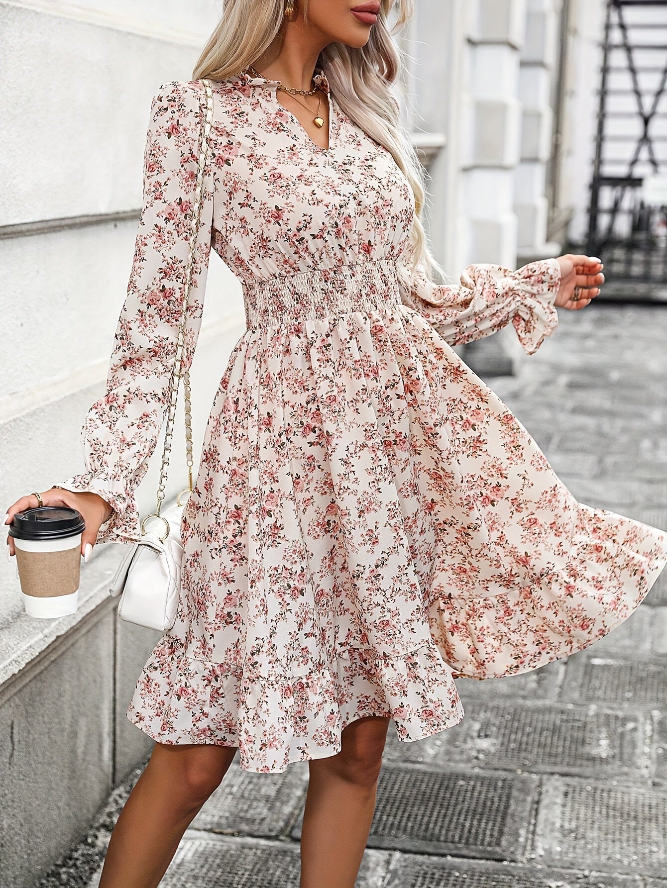 Apricotfarbiges Blumen-Kleid mit Gesmokter Taille - Celeste