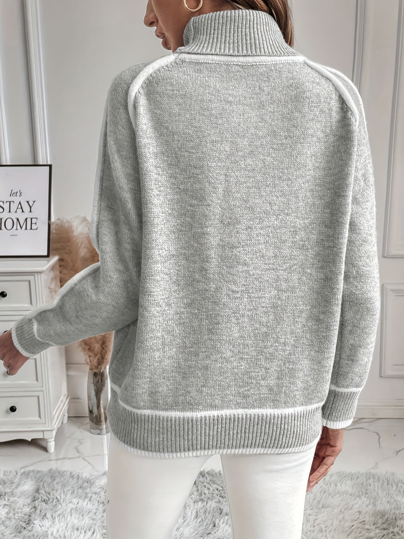 Hellgrauer Rollkragenpullover mit Kontrastdetails - Lina