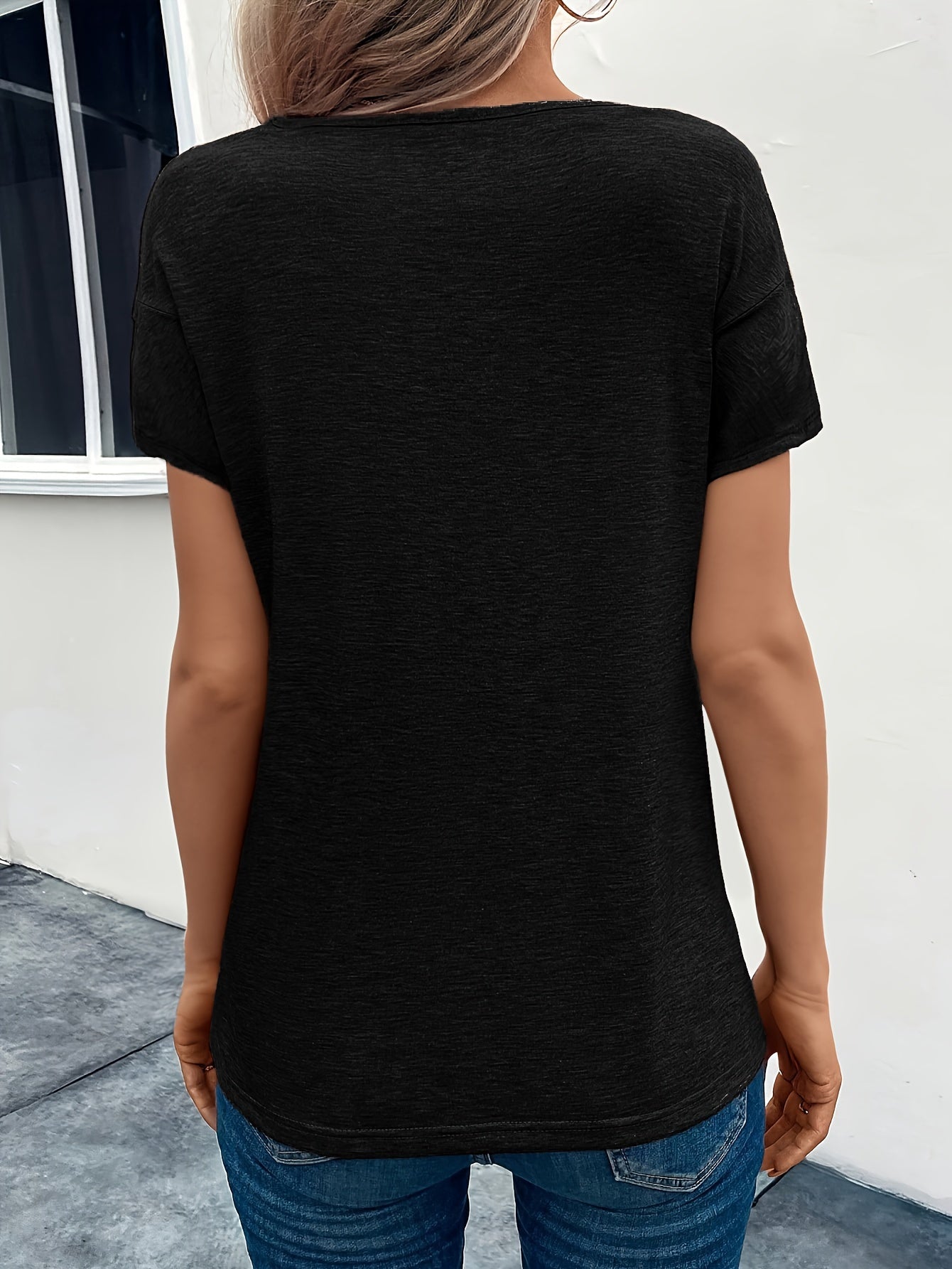 Kaffeefarbenes V-Ausschnitt T-Shirt mit Knöpfen - Amber