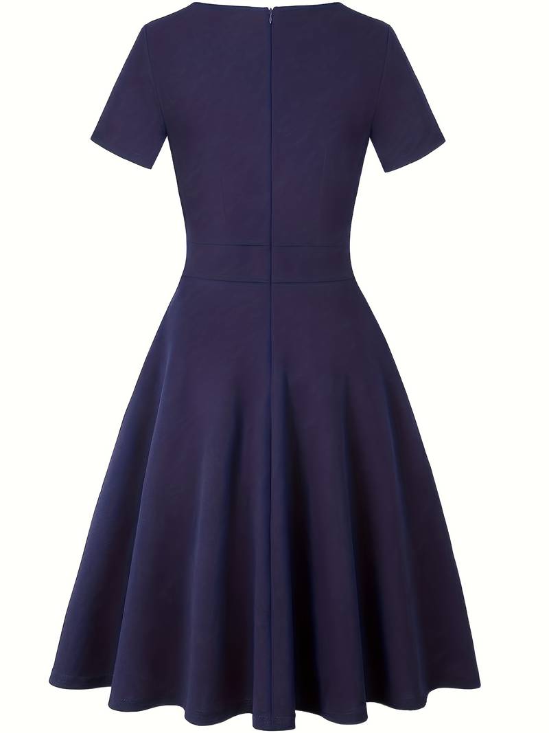 Eva's Blaues Kleid mit Kontrastierender Spitze und Akzentuierter Taille