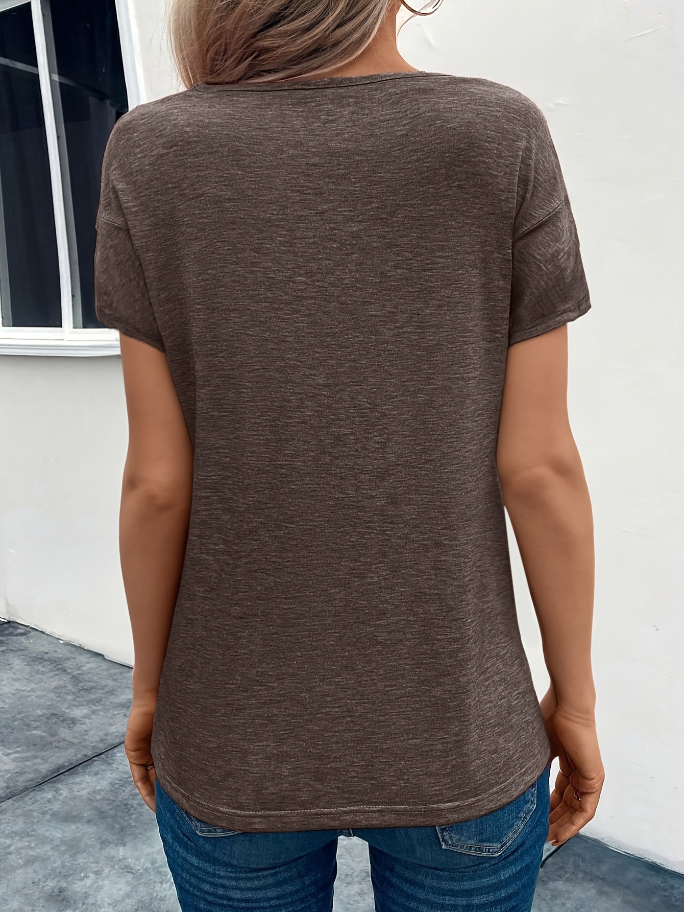 Kaffeefarbenes V-Ausschnitt T-Shirt mit Knöpfen - Amber