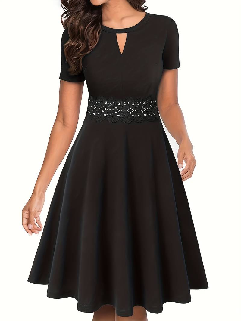 Eva's Blaues Kleid mit Kontrastierender Spitze und Akzentuierter Taille