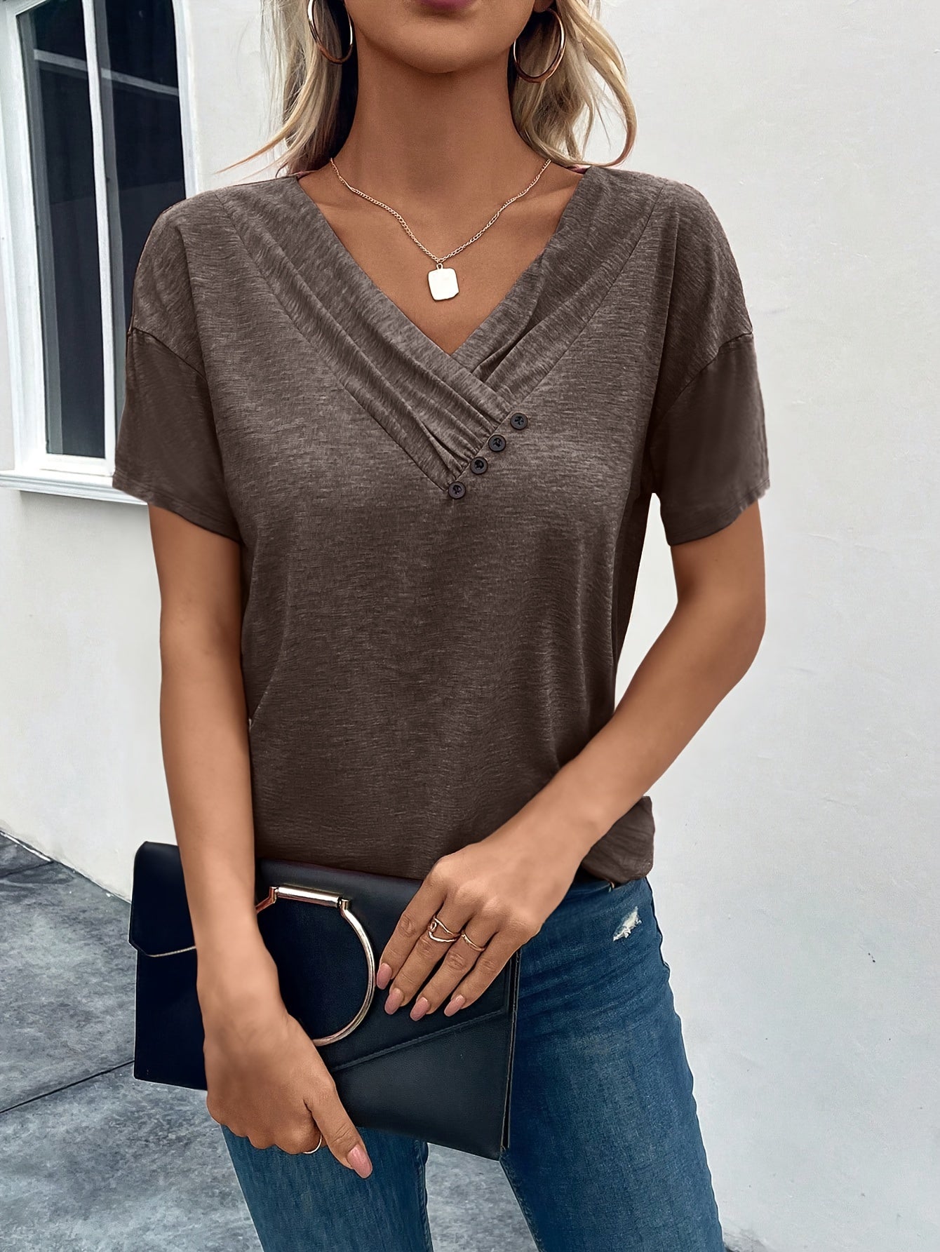 Kaffeefarbenes V-Ausschnitt T-Shirt mit Knöpfen - Amber
