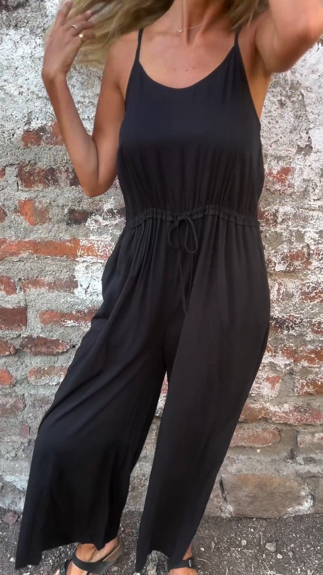 Roter Bequemer V-Ausschnitt-Jumpsuit - Nova