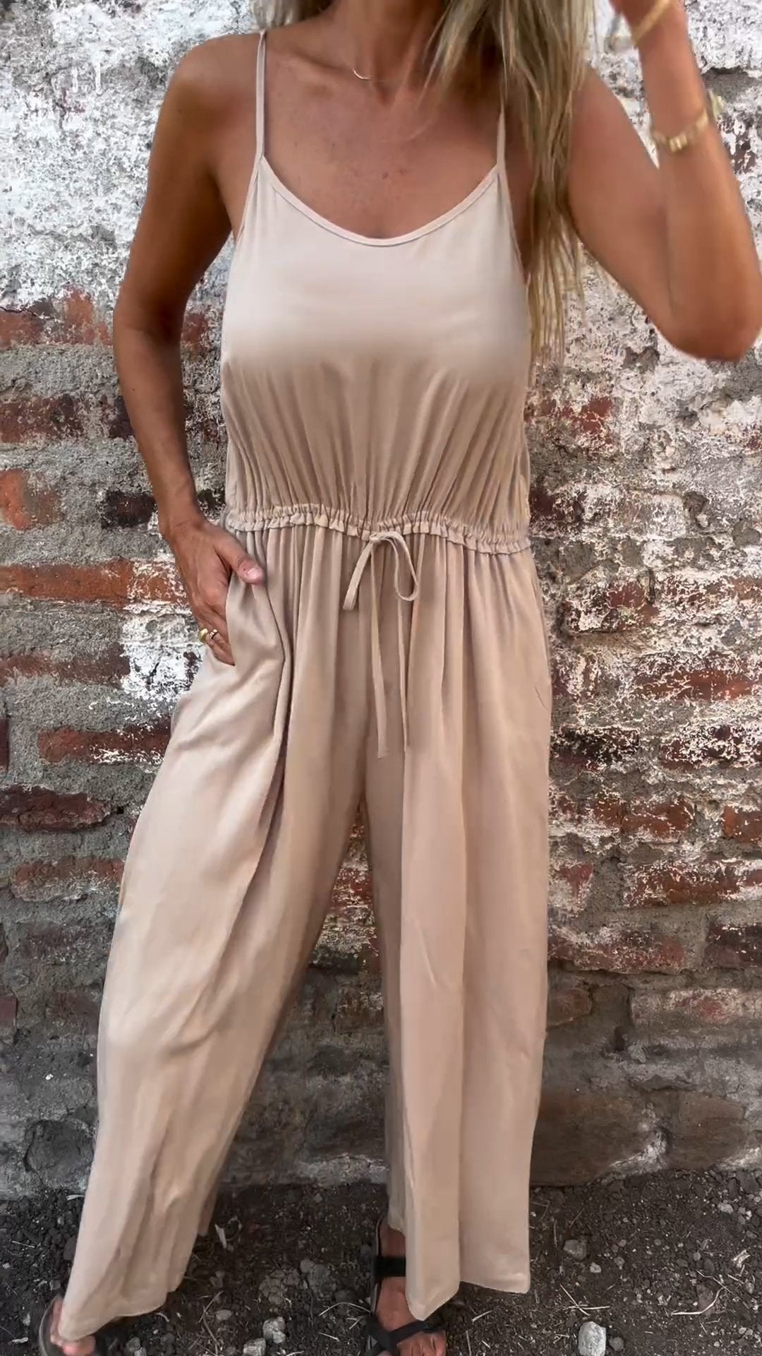 Roter Bequemer V-Ausschnitt-Jumpsuit - Nova