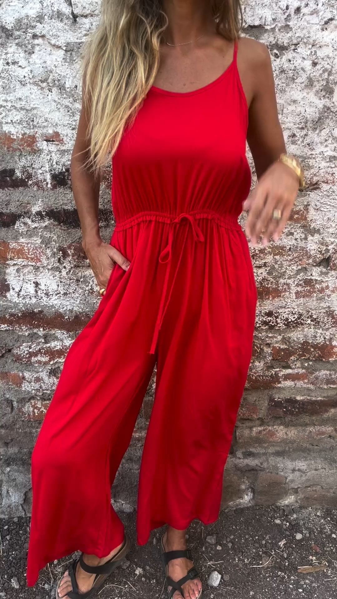 Roter Bequemer V-Ausschnitt-Jumpsuit - Nova