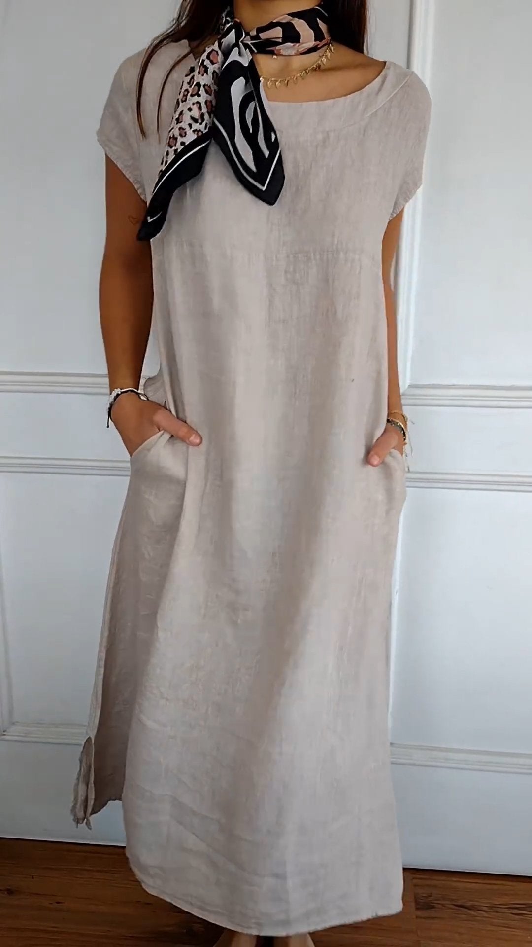 Loreen - Weiße Kleid mit Rundhalsausschnitt und Taschen