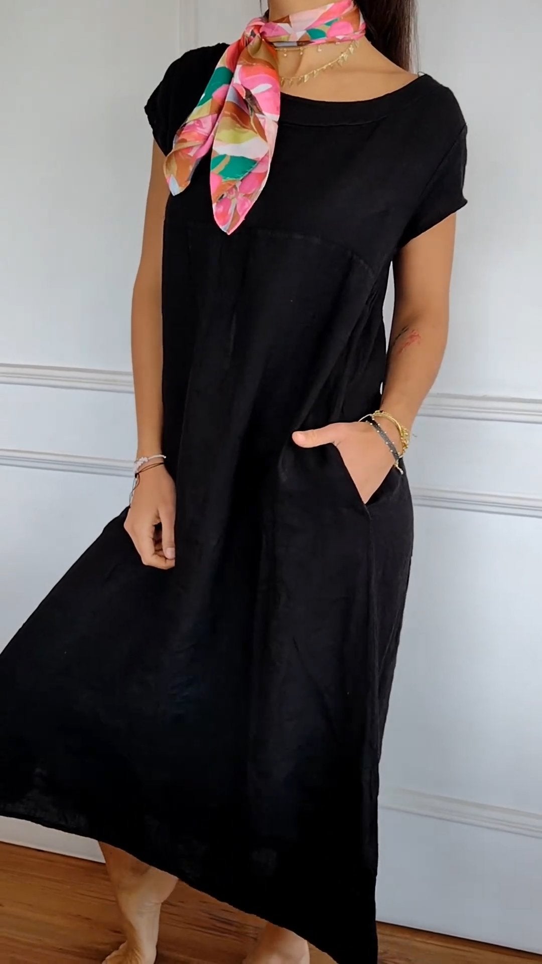 Loreen - Weiße Kleid mit Rundhalsausschnitt und Taschen