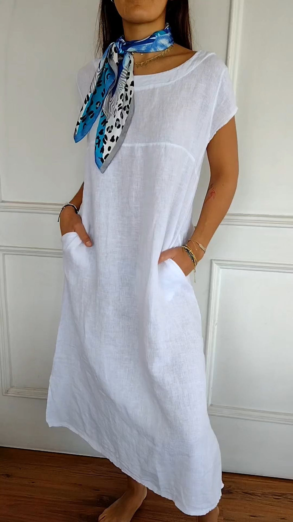 Loreen - Weiße Kleid mit Rundhalsausschnitt und Taschen