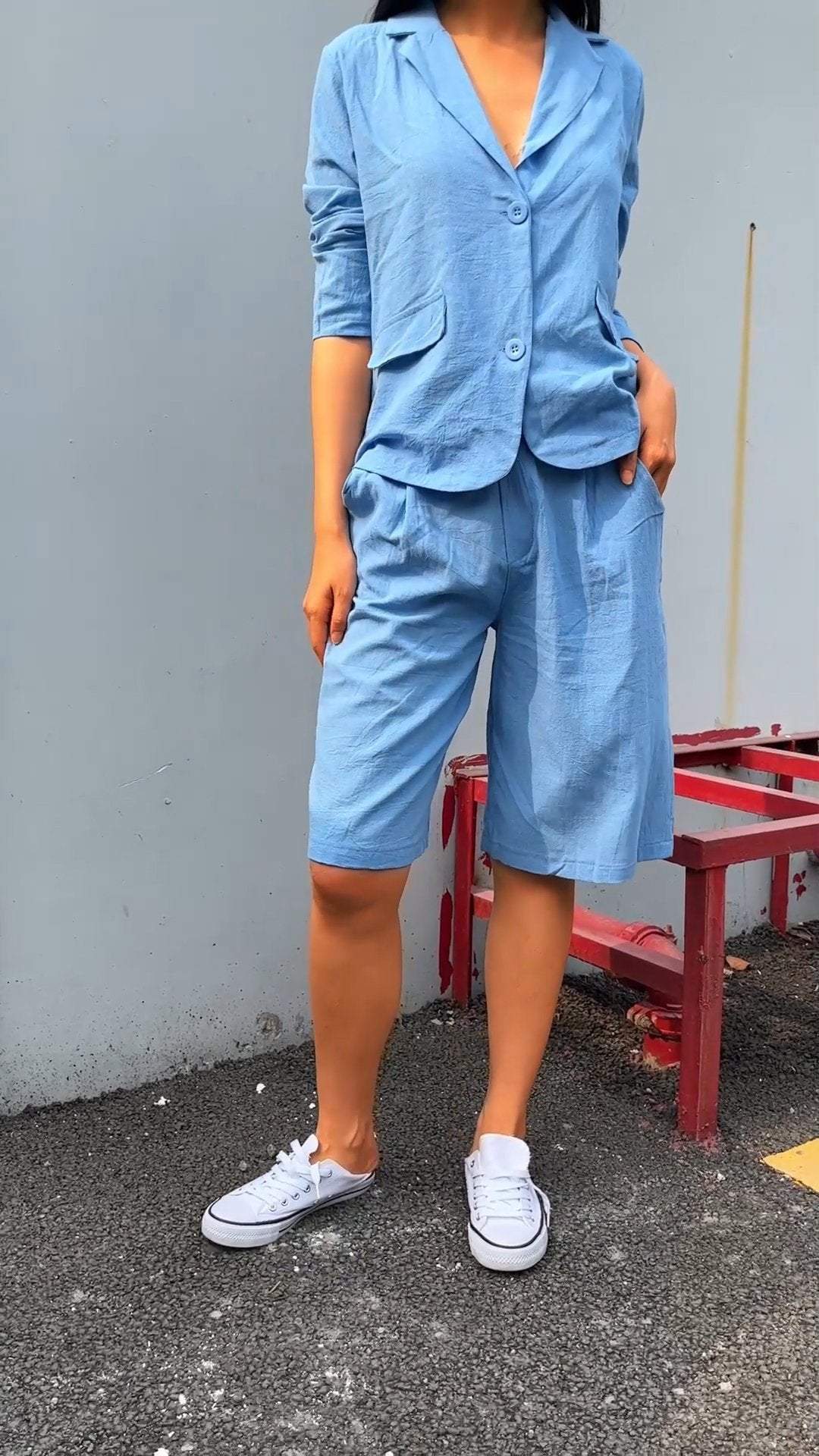 Anna - Blaues lässiges Kurzanzug mit Revers